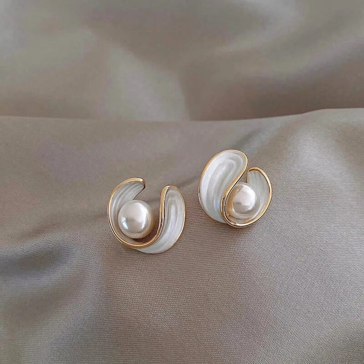 Luxe witte opale oorbellen met parels in goud