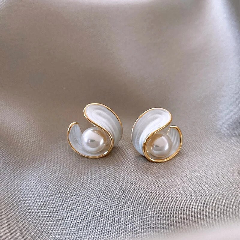 Luxe witte opale oorbellen met parels in goud