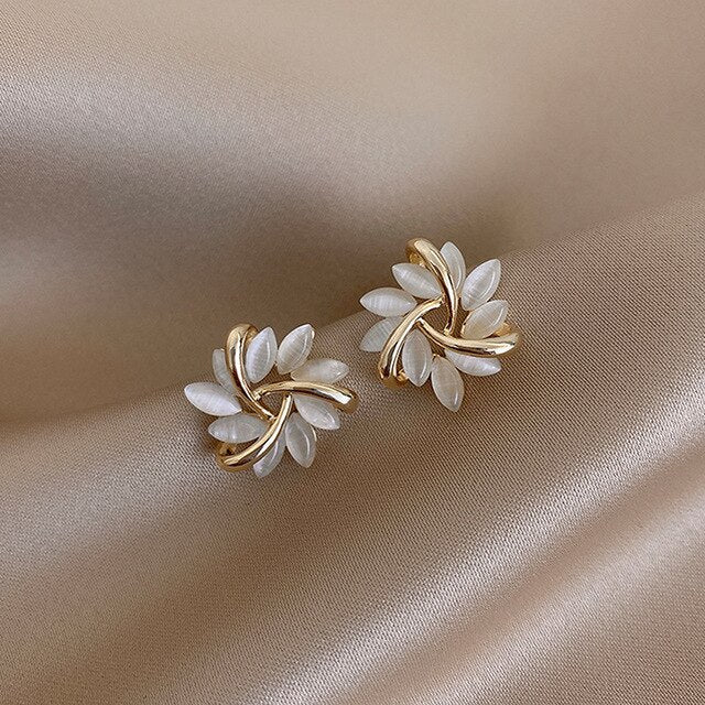 Luxe Witte Opalen Oorbellen in Goud