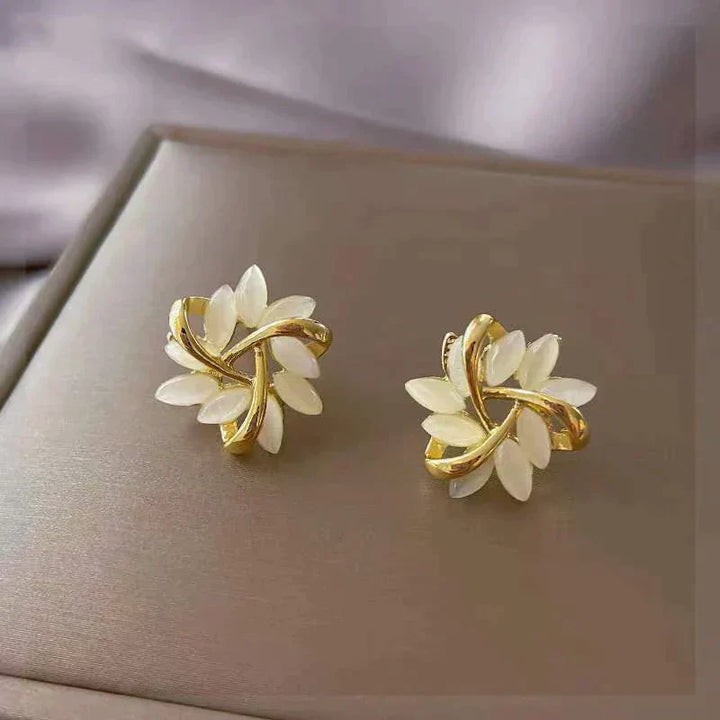 Luxe Witte Opalen Oorbellen in Goud